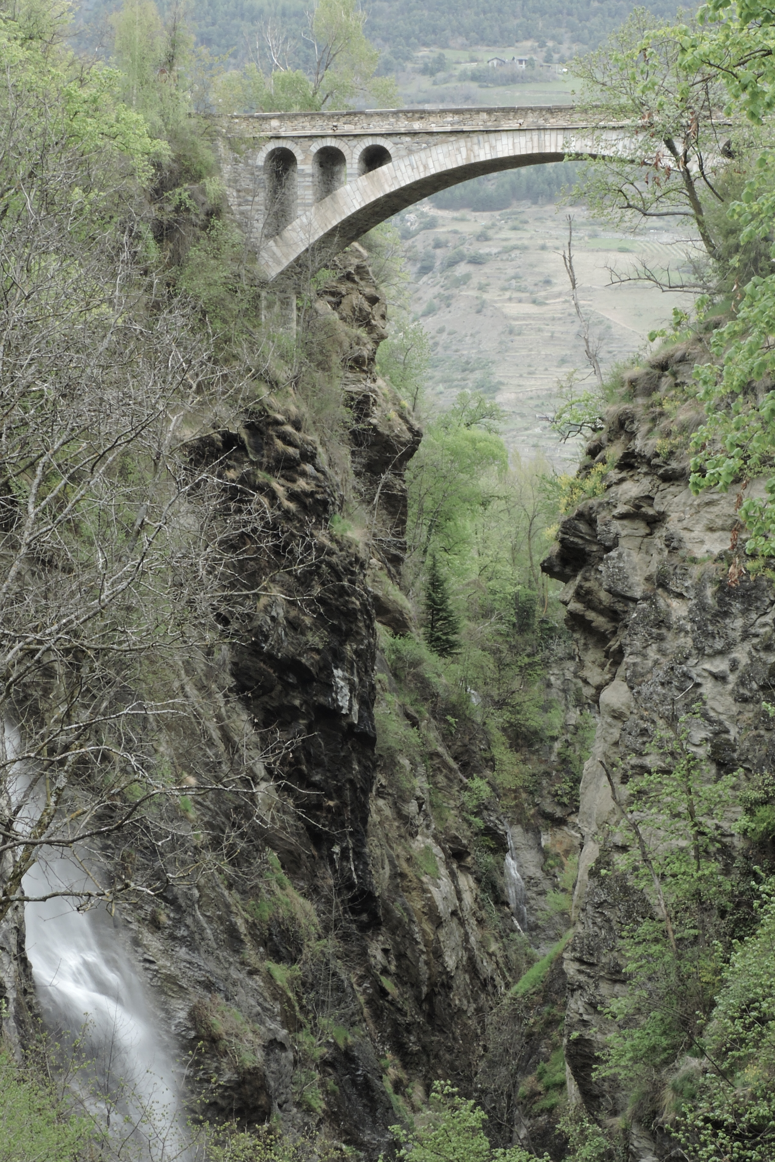 Cent'anni e non sentirli.... Il ponte di Introd sovrasta la Dora di Rhêmes con i suoi 80 metri 
