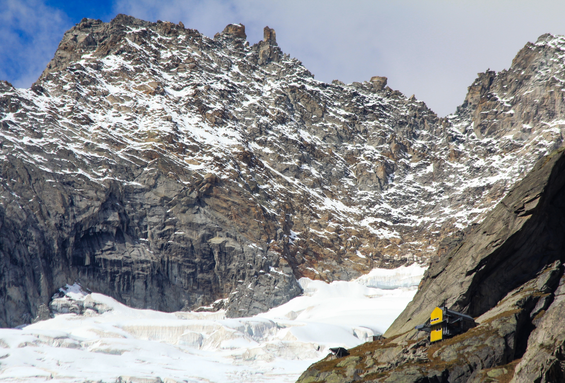 Sospeso tra ghiaccio e roccia, il rifugio Dalmazzi in Val Ferret modernità nella tradizione della montagna