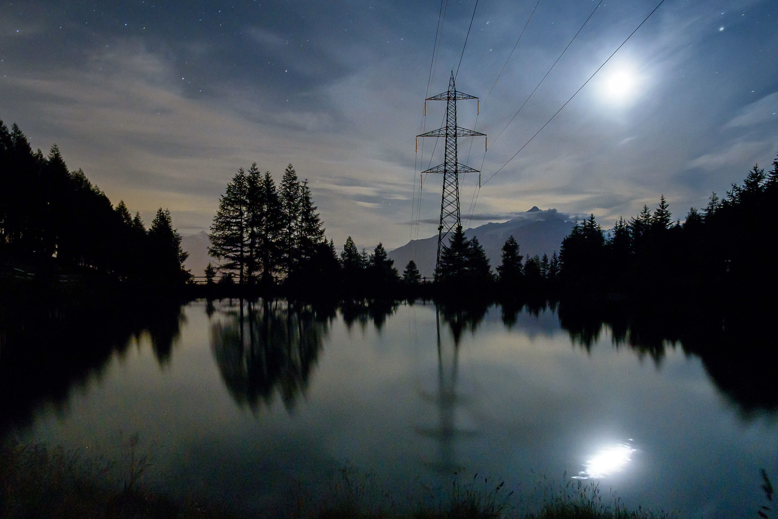 Plenilunio al Lago di Joux....Tecnologia e Natura si specchiano insieme nelle calme acque notturne del lago di Joux 