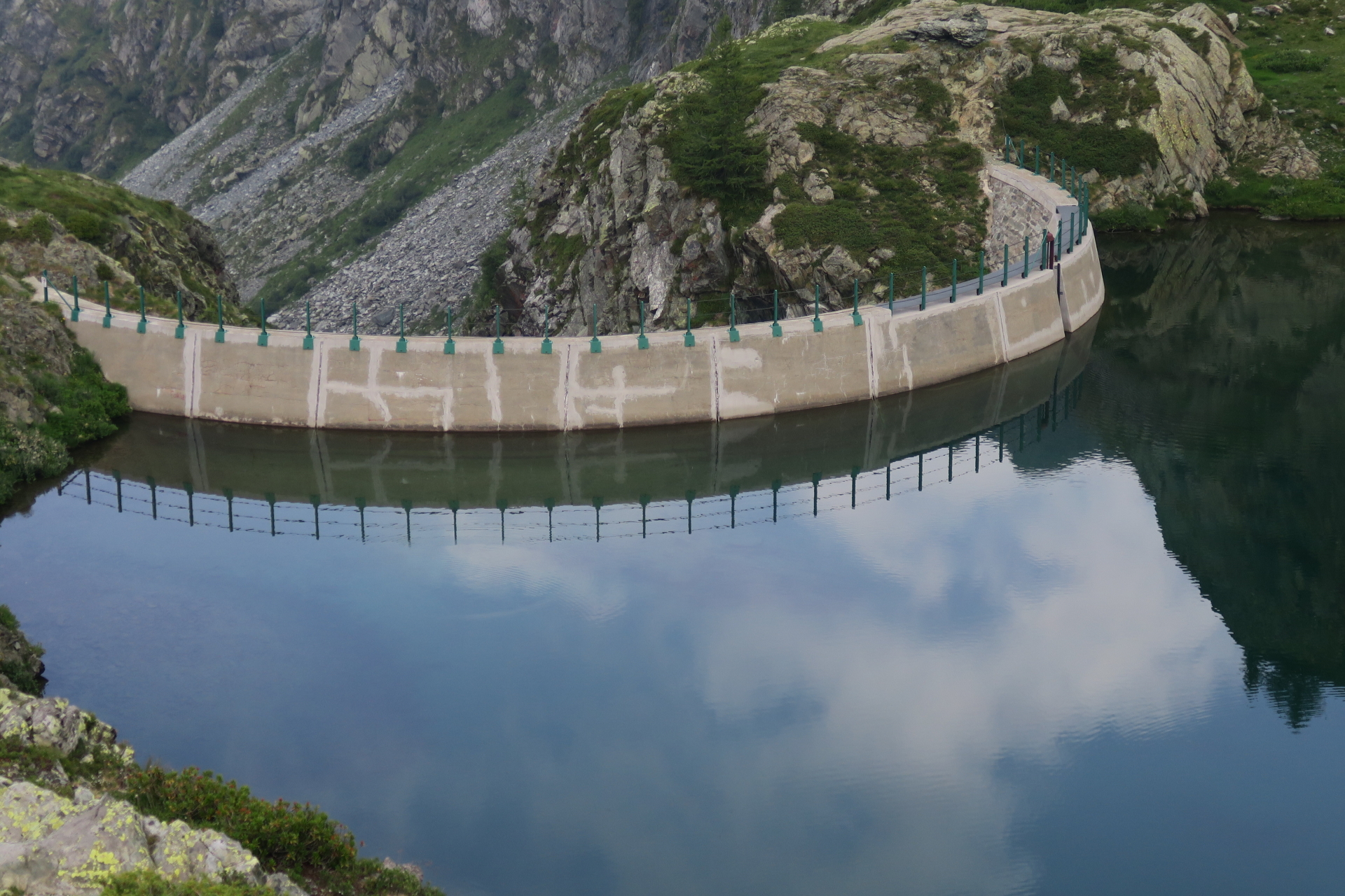 L'armonia dell'arco di una diga.   Lago Piana nel Comune di Champorcher