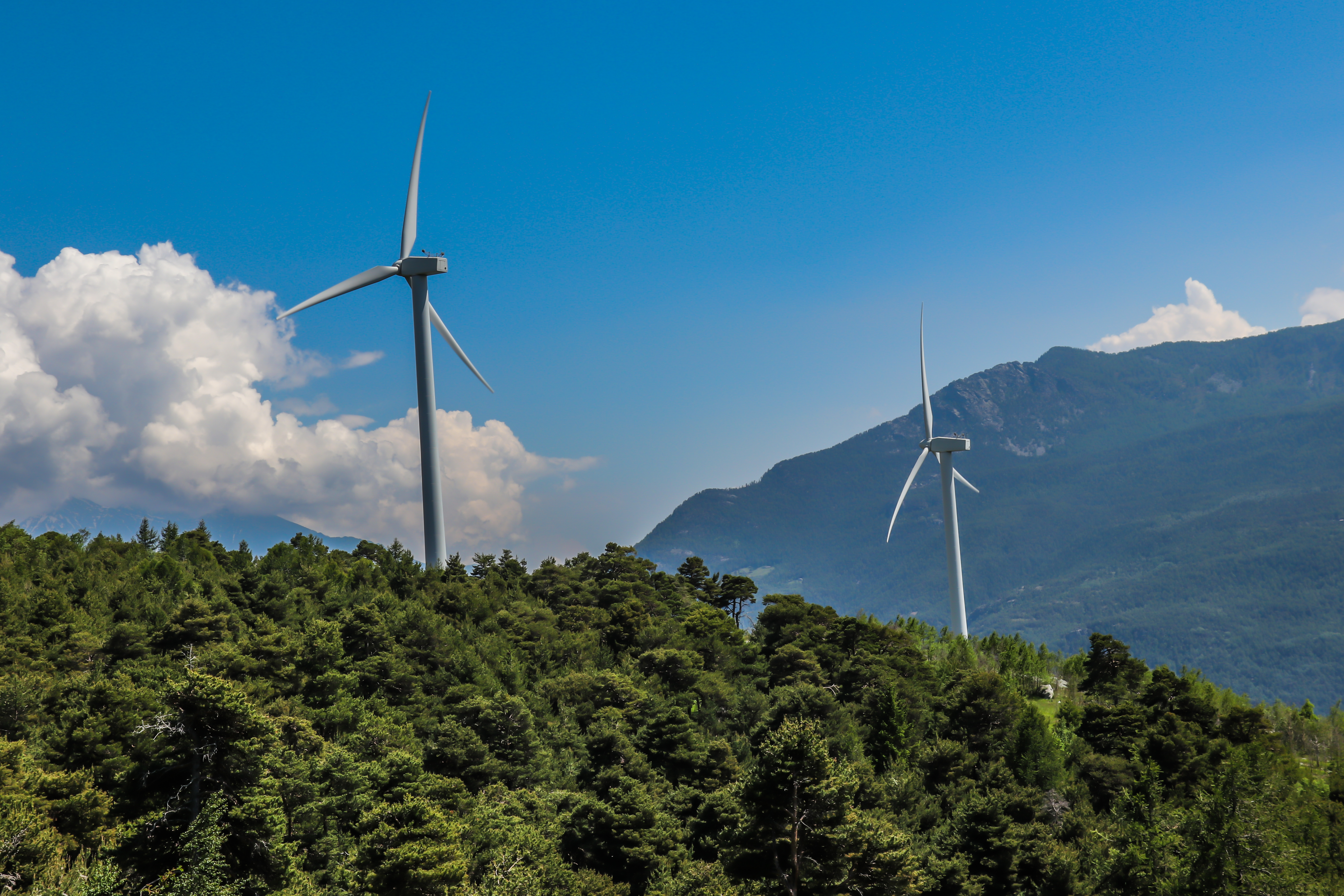 Energia eolica Saint-Denis (AO). Parco eolico costituito da 3 generatori. Torre altezza 55 metri e rotori costituiti da tre pale di lunghezza 26 metri.