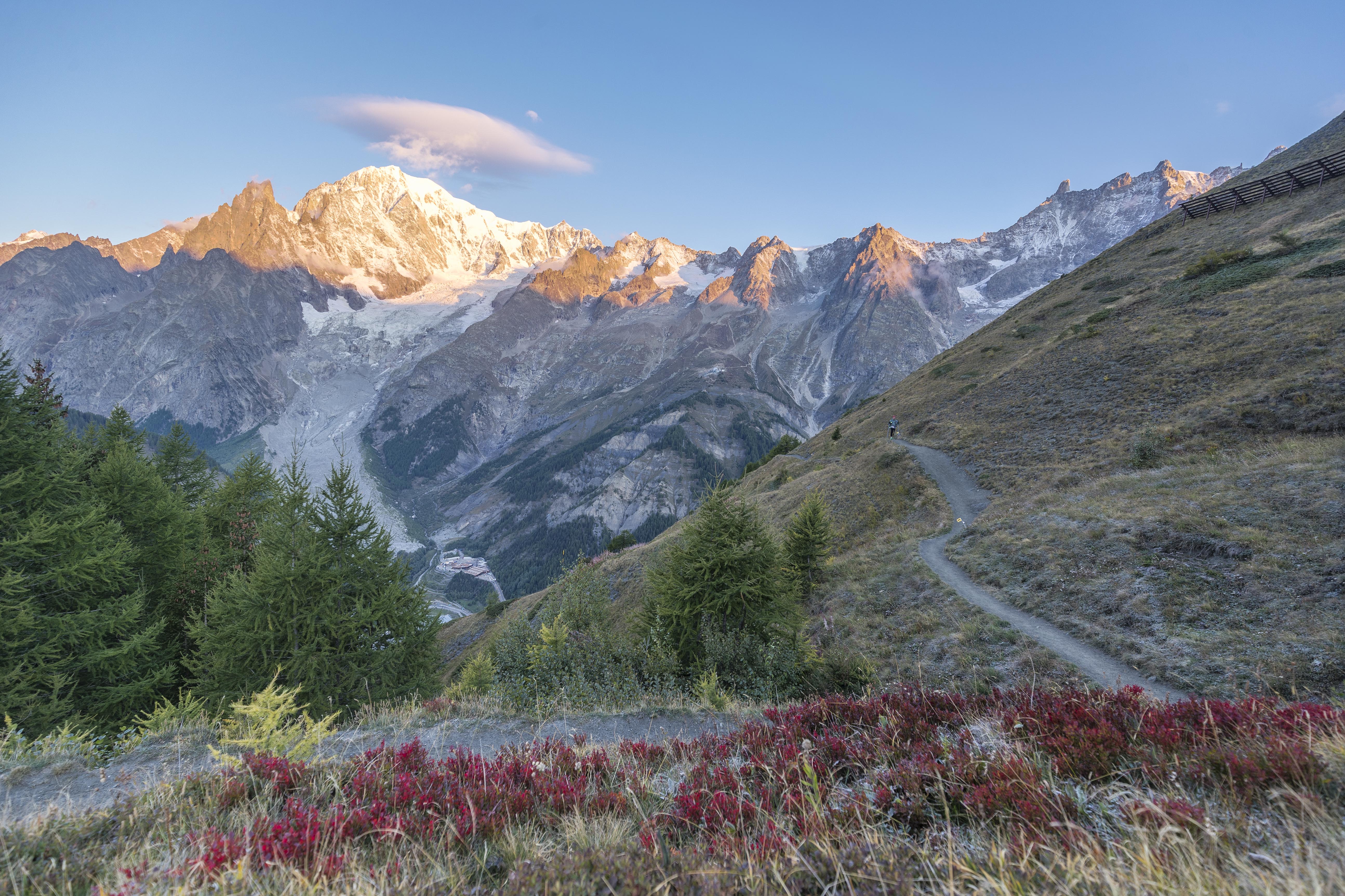 I protettori della valle - I paravalanghe saggiamente costruiti a monte del Rifugio Bertone per proteggere gli abitanti dei villaggi sottostanti, si mimettizzano con il paesaggio circostante dominato dal maestoso Monte Bianco