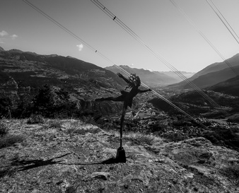 Menzione per poeticità della visione:Alberto Norbiato con la foto n. 228 “alta tensione alla sbarra. la danseuse di introd balla segnando e sognando nel vento”