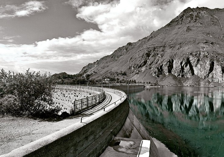 3° classificato: MariaKlara Campane con la foto “Lago di Cignana, Natura intrappolata e riflessa. La curva artificiale abbraccia ma delimita un paesaggio”