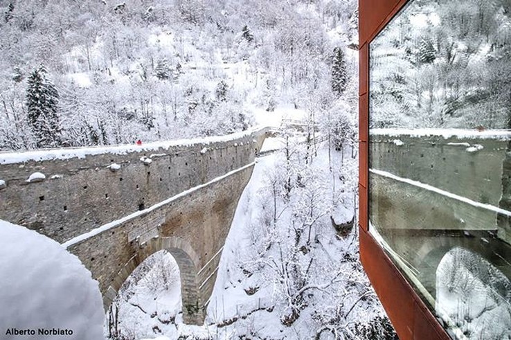 2° classificato: Alberto Norbiato con la foto “2022 anni lo specchio dei tempi… pont d’Ael 3 a.C. ...